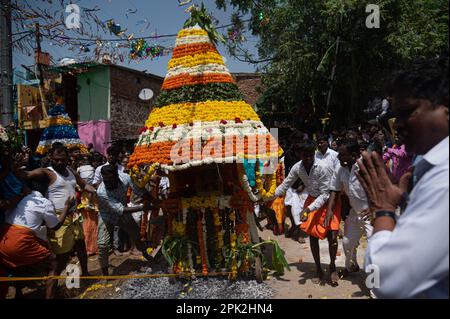 New Delhi, Delhi, Inde. 5th avril 2023. Les dévotés participent à la procession religieuse hindoue pour marquer le festival de Panguni Uthiram à New Delhi, en Inde, sur 5 avril 2023. (Credit image: © Kabir Jhangiani/ZUMA Press Wire) USAGE ÉDITORIAL SEULEMENT! Non destiné À un usage commercial ! Banque D'Images