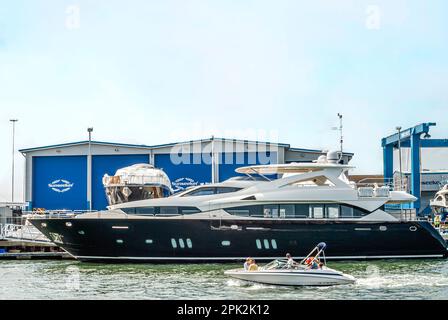 Sunseeker Ship Yard à Poole Harbour, un grand port naturel, Dorset, Angleterre Banque D'Images