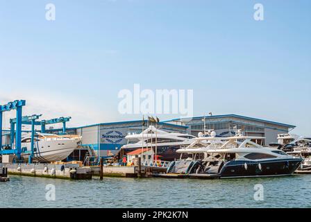 Sunseeker Superyacht Shipyards à Poole Harbour, Dorset, Angleterre Banque D'Images