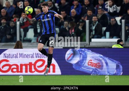 Turin, Italie. 04th avril 2023. Alessandro Bastoni du FC Internazionale en action pendant la demi-finale du match de la première jambe de Coppa Italia entre Juventus FC et FC Internazionale au stade Allianz sur 4 avril 2023 à Turin, Italie . Credit: Marco Canoniero / Alamy Live News Banque D'Images