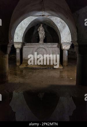 Crypte inondée dans une église catholique de Venise, Italie Banque D'Images