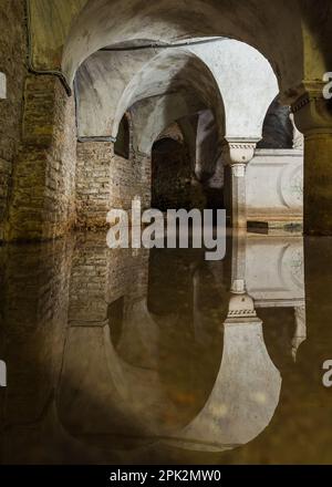 Crypte inondée dans une église catholique de Venise, Italie Banque D'Images