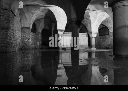 Crypte inondée dans une église catholique de Venise, Italie Banque D'Images