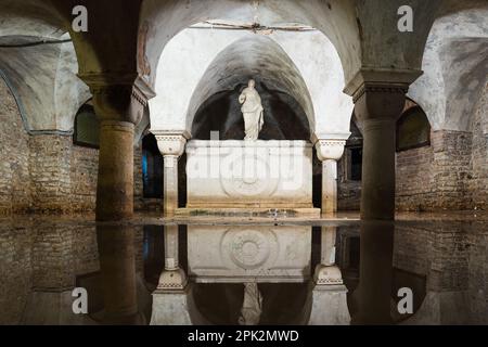 Crypte inondée dans une église catholique de Venise, Italie Banque D'Images