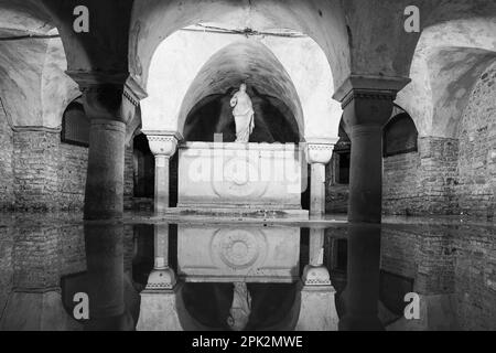 Crypte inondée dans une église catholique de Venise, Italie Banque D'Images