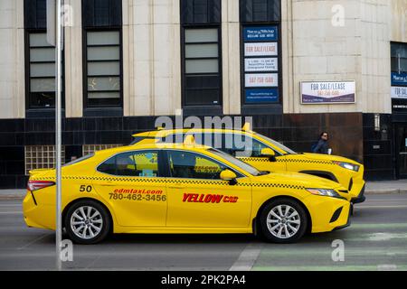 Edmonton, Alberta, Canada. 04 avril 2023. Véhicules taxis jaunes dans le centre-ville d'Edmonton. Banque D'Images