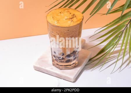 Café de la Dalgona de Boba. Boisson tendance du matin latte asiatique avec café instantané fouetté et boules de perles de tapioca, cocktail thaïlandais d'été avec bulle de verre ensoleillé Banque D'Images