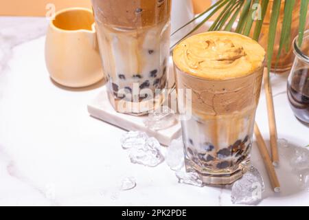 Café de la Dalgona de Boba. Boisson tendance du matin latte asiatique avec café instantané fouetté et boules de perles de tapioca, cocktail thaïlandais d'été avec bulle de verre ensoleillé Banque D'Images