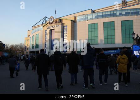 Londres, Royaume-Uni. 4th avril 2023. Les fans arrivent au stade avant le match de la Premier League à Stamford Bridge, Londres. Le crédit photo devrait se lire: Paul Terry/Sportimage crédit: Sportimage/Alay Live News Banque D'Images