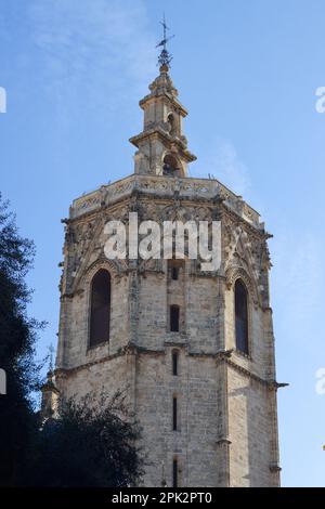 Vue sur la tour Micalet depuis la Plaza de la Virgen dans la ville de Valence (Espagne) un jour ensoleillé avec ciel bleu Banque D'Images