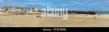 Vue panoramique sur la plage de sable et le quai de St. Port d'Ives à marée basse en septembre, Cornwall, Angleterre, Royaume-Uni Banque D'Images