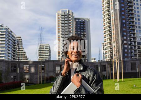 Fille africaine dans le parc Banque D'Images