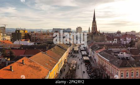 Une vue aérienne d'une vieille ville, avec la majestueuse flèche d'une église, sur fond d'une colline escarpée Banque D'Images