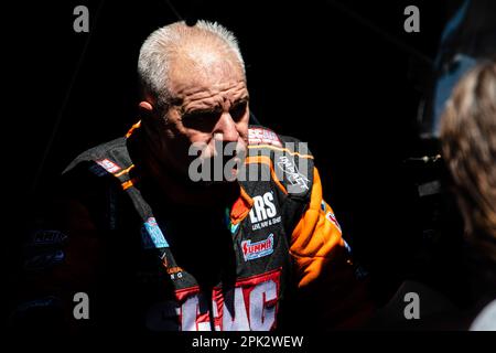 Pomona, États-Unis. 01st avril 2023. Tony Schumaker interagit avec ses chefs d'équipe pour déterminer les changements nécessaires pour passer à la prochaine série d'éliminations. Les coureurs de dragsters professionnels se réunissent dans tout le pays pour participer aux concours des Winternationals Lucas Oil NHRA qui se sont tenus au Burger Pomona Dragstrip In-N-Out pour l'année consécutive 63rd. Les pilotes ont lutté pendant une période de trois jours, en commençant par 31 mars et en terminant sur 2 avril, se battant pour prendre les titres dans chacune de leurs divisions. Crédit : SOPA Images Limited/Alamy Live News Banque D'Images