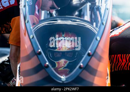 Pomona, États-Unis. 02nd avril 2023. Tony Schumacher de l'équipe SKAG se prépare dans le cockpit alors que son équipe prépare pour la prochaine course de qualification dans le dernier tour d'éliminations. Les coureurs de dragsters professionnels se réunissent dans tout le pays pour participer aux concours des Winternationals Lucas Oil NHRA qui se sont tenus au Burger Pomona Dragstrip In-N-Out pour l'année consécutive 63rd. Les pilotes ont lutté pendant une période de trois jours, en commençant par 31 mars et en terminant sur 2 avril, se battant pour prendre les titres dans chacune de leurs divisions. Crédit : SOPA Images Limited/Alamy Live News Banque D'Images