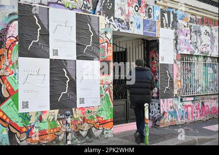 Paris, France, 5 avril 2023. Vue extérieure de la maison du musicien Serge Gainsbourg, rue de Verneuil, Paris, France sur 5 avril 2023. La capsule temporelle de Serge Gainsbourg, l'un des auteurs-compositeurs français les plus appréciés et les plus célèbres, est enfin ouverte au public sur 20 septembre. La maison sur la rive gauche de Paris est un lieu de pèlerinage pour les fans depuis l'écrivain de 'Je T'aime . Moi non plus, affectueusement connu en France comme 'l'homme à la tête de chou-fleur', meurt en 1991. L'atmosphère a été préservée de façon immaculée, des cendriers qui regorgent encore de cigarettes Gitanes mais Banque D'Images