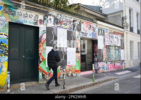 Paris, France, 5 avril 2023. Vue extérieure de la maison du musicien Serge Gainsbourg, rue de Verneuil, Paris, France sur 5 avril 2023. La capsule temporelle de Serge Gainsbourg, l'un des auteurs-compositeurs français les plus appréciés et les plus célèbres, est enfin ouverte au public sur 20 septembre. La maison sur la rive gauche de Paris est un lieu de pèlerinage pour les fans depuis l'écrivain de 'Je T'aime . Moi non plus, affectueusement connu en France comme 'l'homme à la tête de chou-fleur', meurt en 1991. L'atmosphère a été préservée de façon immaculée, des cendriers qui regorgent encore de cigarettes Gitanes mais Banque D'Images