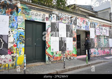 Paris, France, 5 avril 2023. Vue extérieure de la maison du musicien Serge Gainsbourg, rue de Verneuil, Paris, France sur 5 avril 2023. La capsule temporelle de Serge Gainsbourg, l'un des auteurs-compositeurs français les plus appréciés et les plus célèbres, est enfin ouverte au public sur 20 septembre. La maison sur la rive gauche de Paris est un lieu de pèlerinage pour les fans depuis l'écrivain de 'Je T'aime . Moi non plus, affectueusement connu en France comme 'l'homme à la tête de chou-fleur', meurt en 1991. L'atmosphère a été préservée de façon immaculée, des cendriers qui regorgent encore de cigarettes Gitanes mais Banque D'Images