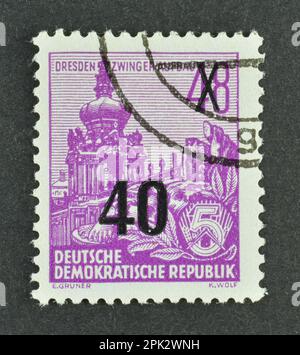 Timbre-poste annulé imprimé par l'Allemagne de l'est, qui montre Dresde, surchargée, vers 1955. Banque D'Images