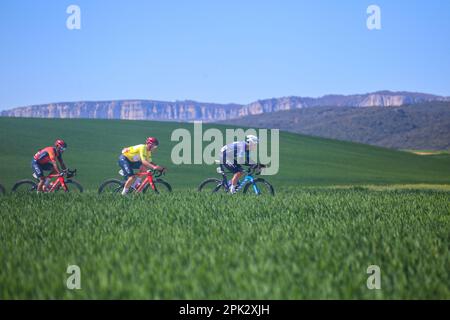 Zabal, Espagne. 04th avril 2023. Jorge Arcas (Movistar Team) à la tête du peloton pendant la phase 2nd du pays basque Itzulia 2023 entre Viana et Leitza, sur 04 avril 2023, à Zabal, Espagne. (Photo par Alberto Brevers/Pacific Press/Sipa USA) Credit: SIPA USA/Alay Live News Banque D'Images