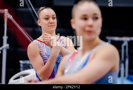 ROTTERDAM - pays-Bas, 05/04/2023, gymnastes Tisha Volleman (L) et Eythora Thorsdottir lors d'une formation à Topsportcentrum Rotterdam. La sélection de gymnastique s'entraîne pour les championnats européens de gymnastique à Antalya. ANP pays-bas sortie - belgique sortie Banque D'Images