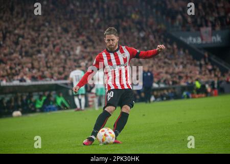Bilbao, Espagne. 04th avril 2023. Bilbao, Espagne, 04 avril 2023: Le joueur du club sportif, Muniain (10, R), se prépare à traverser pendant la deuxième partie des demi-finales de la SM El Rey Cup entre le club athlétique et CA Osasuna, le 04 avril avril 2023, au stade San Mames, Bilbao, Espagne. (Photo par Alberto Brevers/Pacific Press/Sipa USA) Credit: SIPA USA/Alay Live News Banque D'Images