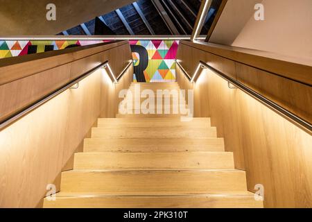 Escaliers en bois à l'intérieur du Design Museum à Londres, Royaume-Uni Banque D'Images