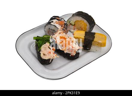 Assortiment de rouleaux de sushi (sushi japonais) sur une plaque de fer isolée sur fond blanc avec un chemin de coupure. Délicieux plats japonais avec petits pains à sushis. Banque D'Images