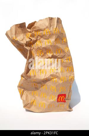 Ho Chi Minh ville, Vietnam - 30 mars 2023: Sac de papier brun vide avec logo McDonalds isolé sur blanc. Déchets laissés après avoir mangé dans une célèbre restauration rapide Banque D'Images