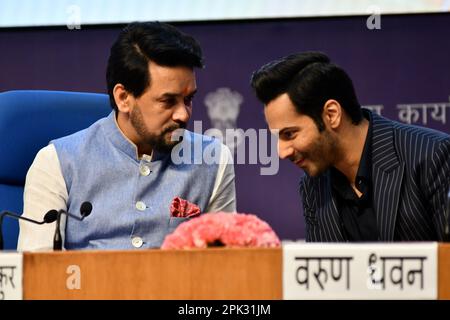 New Delhi, État, Inde. 5th avril 2023. La star Bollywood Varun Dhawan à droite et le ministre syndical de I&B, Anurag Thakur, ont quitté la conversation lors de la signature de l'accord de collaboration entre min of I&B et Amazon, au Centre national des médias, à New Delhi mercredi, 05 avril 2023 (Credit image: © Ravi Batra/ZUMA Press Wire) USAGE ÉDITORIAL EXCLUSIF ! Non destiné À un usage commercial ! Banque D'Images