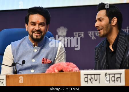 New Delhi, État, Inde. 5th avril 2023. La star Bollywood Varun Dhawan à droite et le ministre syndical de I&B, Anurag Thakur, ont quitté la conversation lors de la signature de l'accord de collaboration entre min of I&B et Amazon, au Centre national des médias, à New Delhi mercredi, 05 avril 2023 (Credit image: © Ravi Batra/ZUMA Press Wire) USAGE ÉDITORIAL EXCLUSIF ! Non destiné À un usage commercial ! Banque D'Images