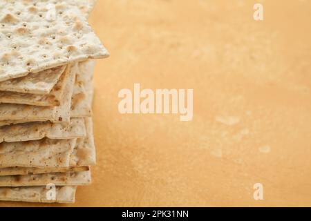 Concept de célébration de la Pâque de Matzah. Le pain traditionnel juif rituel sur sable couleur vieux fond de mur. Nourriture pour la Pâque. Pesach congé juif de Passov Banque D'Images