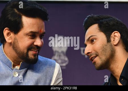 New Delhi, État, Inde. 5th avril 2023. La star Bollywood Varun Dhawan à droite et le ministre syndical de I&B, Anurag Thakur, ont quitté la conversation lors de la signature de l'accord de collaboration entre min of I&B et Amazon, au Centre national des médias, à New Delhi mercredi, 05 avril 2023 (Credit image: © Ravi Batra/ZUMA Press Wire) USAGE ÉDITORIAL EXCLUSIF ! Non destiné À un usage commercial ! Banque D'Images