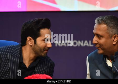 New Delhi, État, Inde. 5th avril 2023. La star Bollywood Varun Dhawan discutant avec Gaurav Gandhi lors de l'accord de collaboration signé entre min of I&B et Amazon, au Centre national des médias, à New Delhi mercredi, 05 avril 2023 (Credit image: © Ravi Bassora/ZUMA Press Wire) USAGE ÉDITORIAL SEULEMENT! Non destiné À un usage commercial ! Banque D'Images