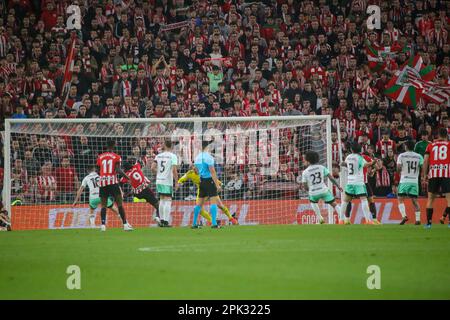 Bilbao, Espagne. 04th avril 2023. Bilbao, Espagne, 04 avril 2023: Le joueur de club sportif Williams (9) marque le premier but du match pendant la deuxième partie des demi-finales de la coupe El Rey entre le club athlétique et CA Osasuna, le 04 avril avril 2023, au stade San Mames, Bilbao, Espagne. (Photo par Alberto Brevers/Pacific Press/Sipa USA) Credit: SIPA USA/Alay Live News Banque D'Images