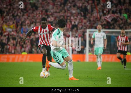 Bilbao, Espagne. 04th avril 2023. Bilbao, Espagne, 04 avril 2023: Joueur du club sportif, Williams (9) conduit le ballon devant un adversaire pendant la deuxième partie des demi-finales de la coupe SM El Rey entre le club athlétique et CA Osasuna, le 04 avril avril 2023, au stade San Mames, Bilbao, Espagne. (Photo par Alberto Brevers/Pacific Press/Sipa USA) Credit: SIPA USA/Alay Live News Banque D'Images