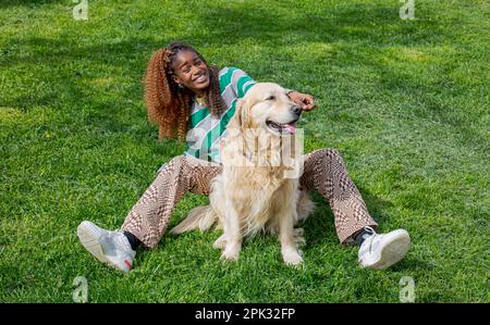 Golden Retriever et fille africaine Banque D'Images