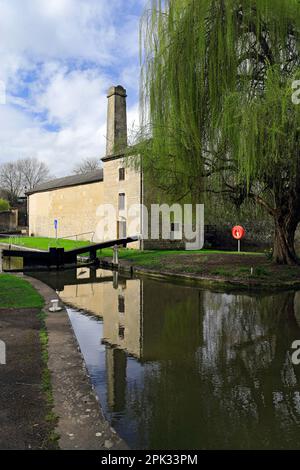 Verrouillage inférieur et station de pompage sur le canal Kennet et Avon, Widcombe, Bath, Somerset, Angleterre, ROYAUME-UNI. Banque D'Images