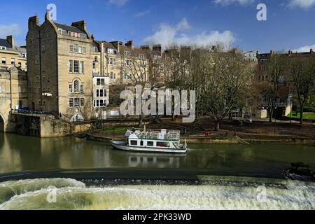 River Avon, Pulteney Bridge et bateau touristique, Bath, Somerset, Angleterre, Royaume-Uni. Banque D'Images