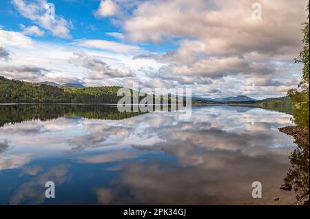 Reflet du paysage du Loch Garry Banque D'Images