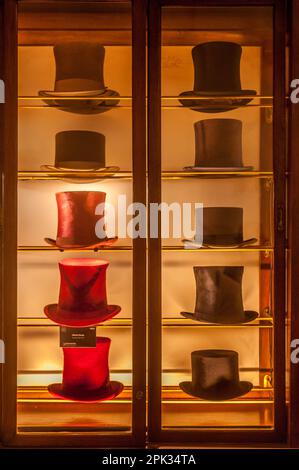 Découvrez l'importance culturelle des chapeaux Borsalino à l'exposition du musée. Découvrez la beauté et le luxe de la mode italienne au musée Borsalino Banque D'Images