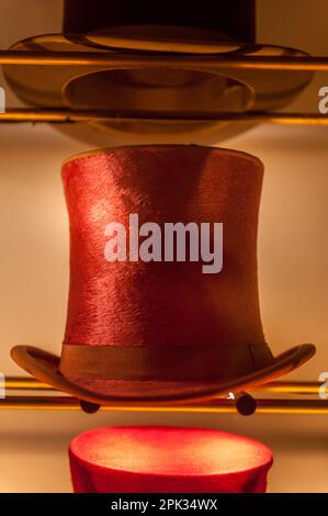 Découvrez l'importance culturelle des chapeaux Borsalino à l'exposition du musée. Découvrez la beauté et le luxe de la mode italienne au musée Borsalino Banque D'Images