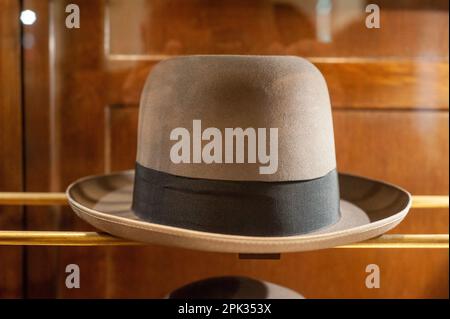 Découvrez l'importance culturelle des chapeaux Borsalino à l'exposition du musée. Découvrez la beauté et le luxe de la mode italienne au musée Borsalino Banque D'Images