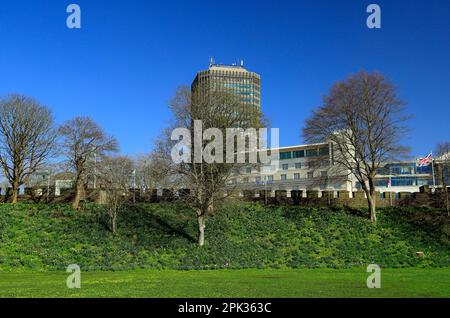La tour de la capitale ou la maison Pearl assurance qui domine les murs du château, Cardiff, pays de Galles. Banque D'Images
