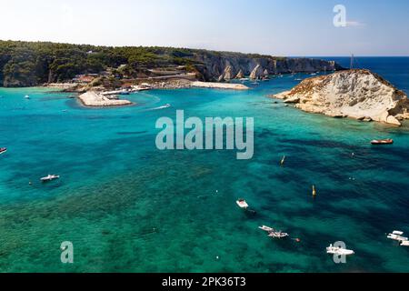 Isole Tremiti Puglia, vista dell'isola del Cretaccio e del Porto di San Domino dal castello di San Nicola Banque D'Images