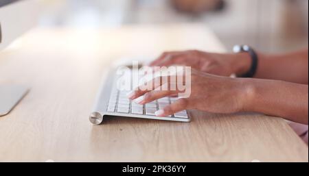 Gros plan d'une femme d'affaires naviguant sur un clavier d'ordinateur sur un fond blanc. Mains d'un entrepreneur productif tapant des e-mails et de compilation Banque D'Images