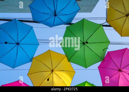 Parasols colorés suspendus au-dessus d'une allée. Banque D'Images