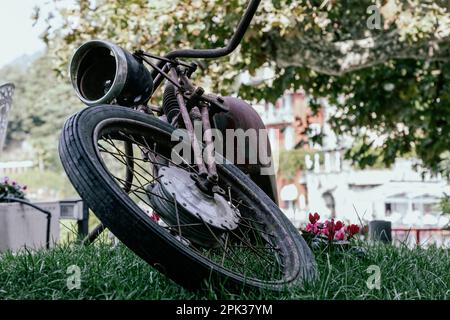 vieille moto et la moto de grundy abandonnée de près de l'avant Banque D'Images