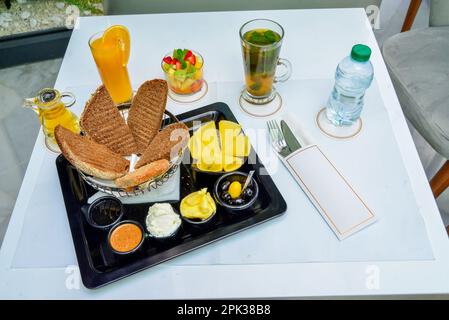 Petit-déjeuner arabe avec thé à la menthe, jus d'orange, pain et hors-d'œuvre Banque D'Images