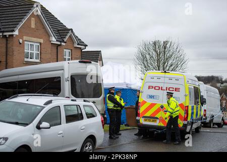 Glasgow, Écosse, Royaume-Uni. 5th avril 2023. PHOTO : raid de la police dans la maison de Peter Murrell, mari de Nicola Sturgeon et ancien PDG du Parti national écossais (SNP), arrêté à la suite d'une enquête de financement du SNP. Une présence policière est visible à l'extérieur et dans le jardin arrière, ainsi que de grands fourgons stationnés dans la voie de conduite et un bus et une tente blanche qui a été érigée dans le jardin avant pendant que la police effectue des enquêtes. Crédit : Colin Fisher/Alay Live News Banque D'Images